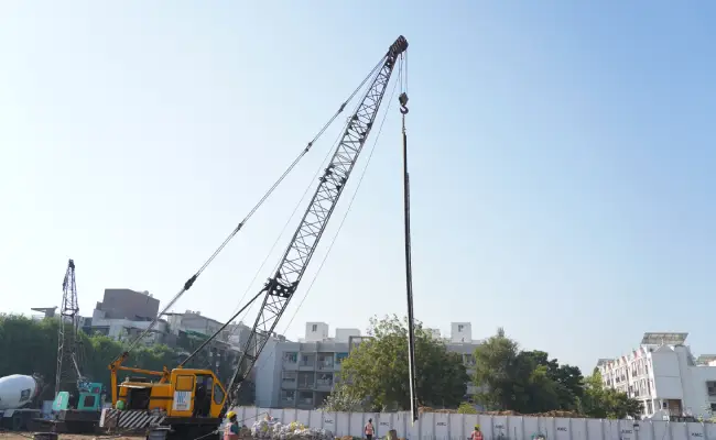 A cage wall being transported to be entered into an excavated space for a diaphragm wall