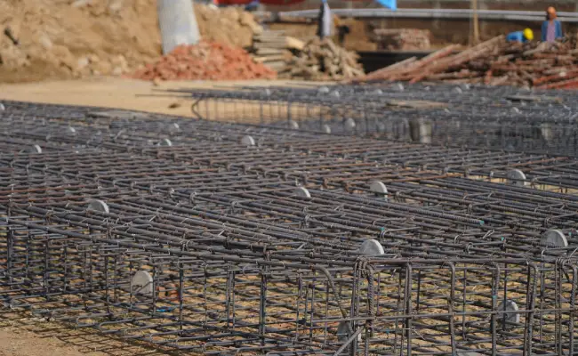 A cage wall is set to be lowered into the excavated space for diaphragm walls